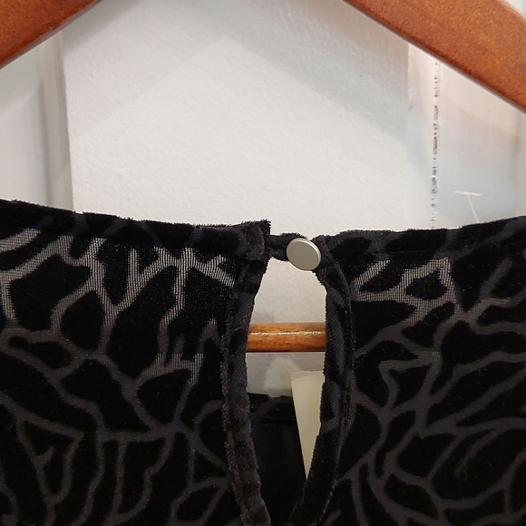 Jones New York, black velvet, flutter sleeve high-low top, size large, nwt - Picture 4 of 7
